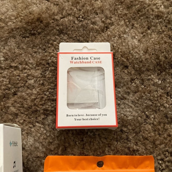 Rose Gold Fitbit Versa with Accessories all in excellent condition - Picture 10 of 12